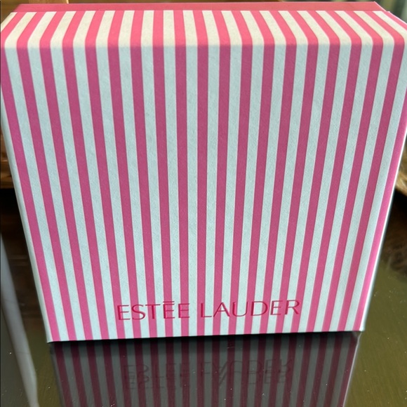 Estee Lauder Gold and Red Festive Compact Set - Picture 14 of 14